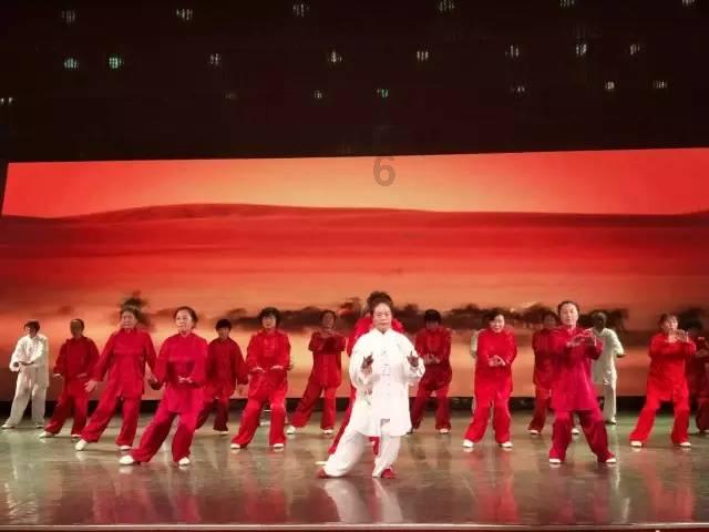这只脚是男生还是女生？目测有多大？